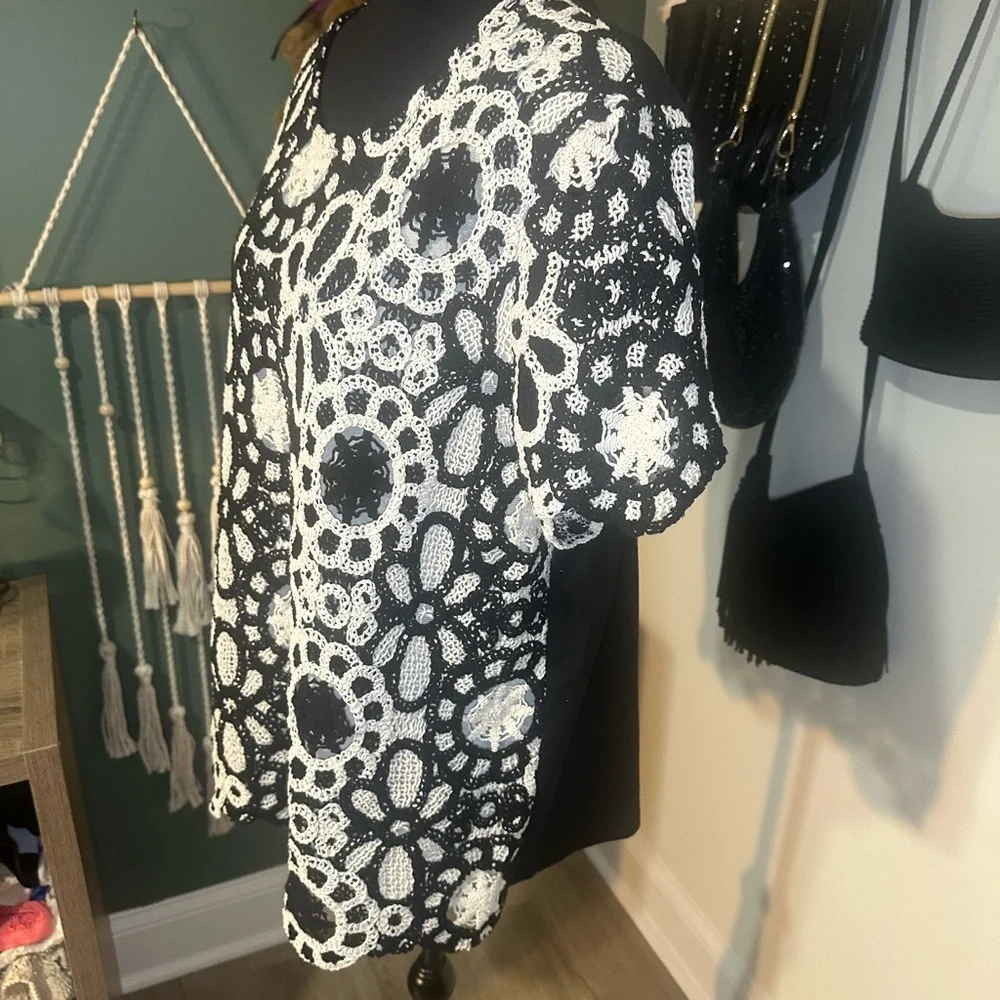Alfred Dunner Crochet Floral Top Black & White Scalloped Hem XL - Picture 3 of 5